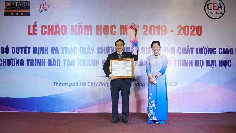 pgs-ts20nguyen20manh20hung20-20hieu20truong20nha20truong20nhan20quyet20dinh2020chunh20nhan20dat20chuan20kiem20dinh20nganh20quan20tri20khach20san